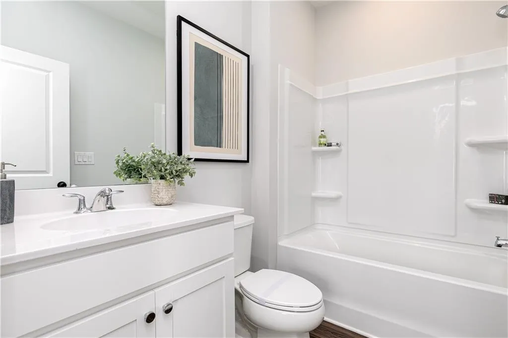 Secondary en suite bath!