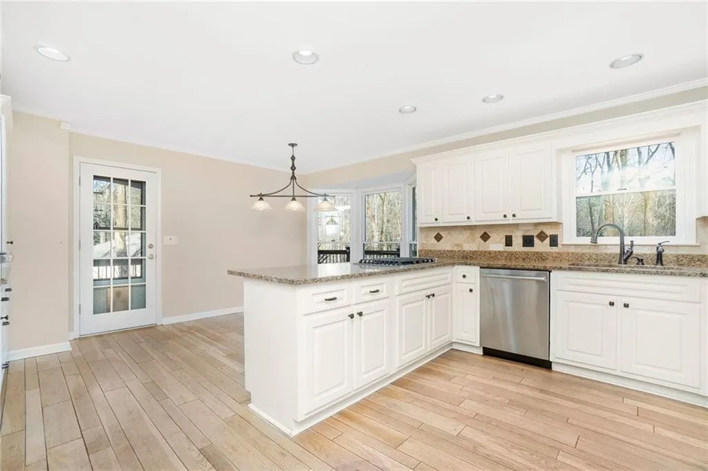 7105 Hunters Branch Drive, Sandy Springs, Georgia 30328, 5 Bedrooms Bedrooms, ,3 BathroomsBathrooms,Residential,Sold,7105 Hunters Branch Drive,6983768