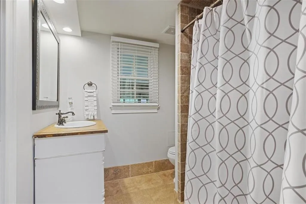 Terrace level bath