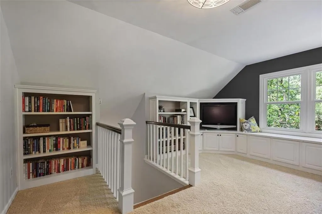 Bonus room or 5th upstairs bedroom