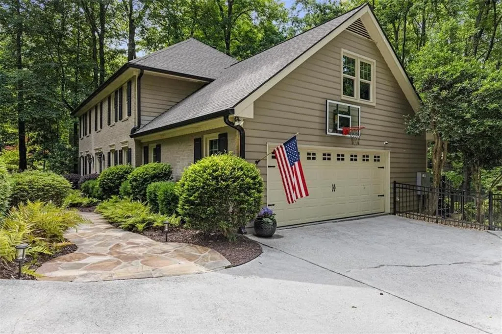 960 Lost Forest Drive, Sandy Springs, Georgia 30328, 6 Bedrooms Bedrooms, ,3 BathroomsBathrooms,Residential,For Sale,960 Lost Forest Drive,7582107