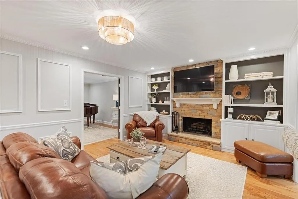 960 Lost Forest Drive, Sandy Springs, Georgia 30328, 6 Bedrooms Bedrooms, ,3 BathroomsBathrooms,Residential,For Sale,960 Lost Forest Drive,7582107