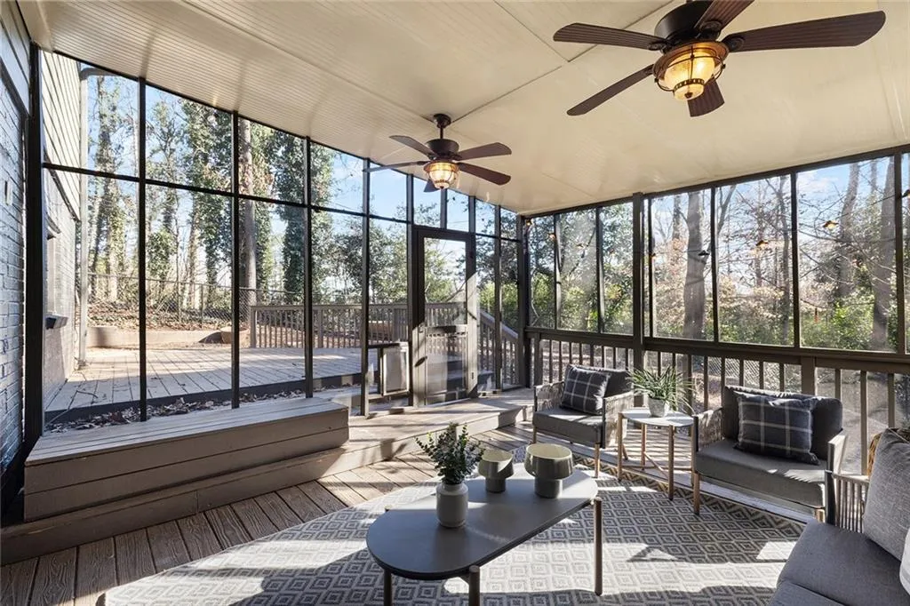 Sunroom / solarium featuring an outdoor lounge area, a deck, and ceiling fan