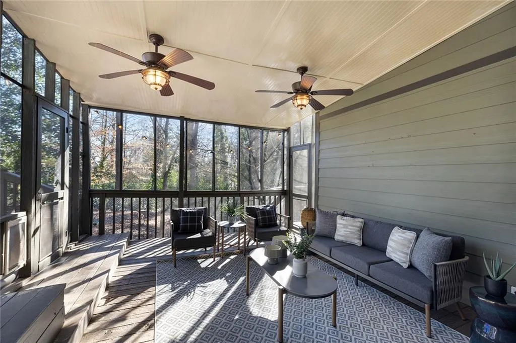 Sunroom / solarium with an outdoor lounge area and a ceiling fan