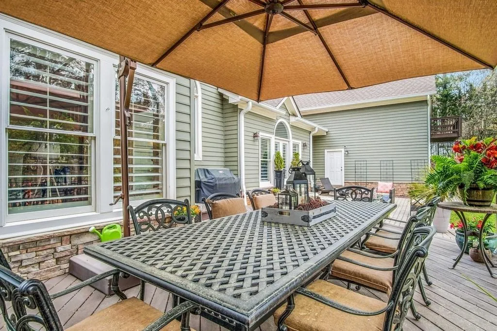 5047 Nesbit Ferry Lane, Sandy Springs, Georgia 30350, 5 Bedrooms Bedrooms, ,6 BathroomsBathrooms,Residential,Sold,5047 Nesbit Ferry Lane,6708103