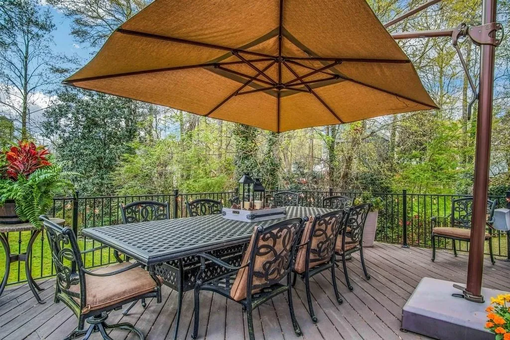 5047 Nesbit Ferry Lane, Sandy Springs, Georgia 30350, 5 Bedrooms Bedrooms, ,6 BathroomsBathrooms,Residential,Sold,5047 Nesbit Ferry Lane,6708103
