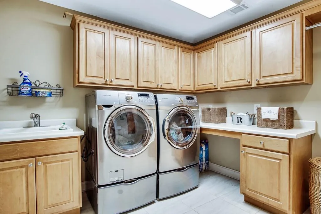 5047 Nesbit Ferry Lane, Sandy Springs, Georgia 30350, 5 Bedrooms Bedrooms, ,6 BathroomsBathrooms,Residential,Sold,5047 Nesbit Ferry Lane,6708103