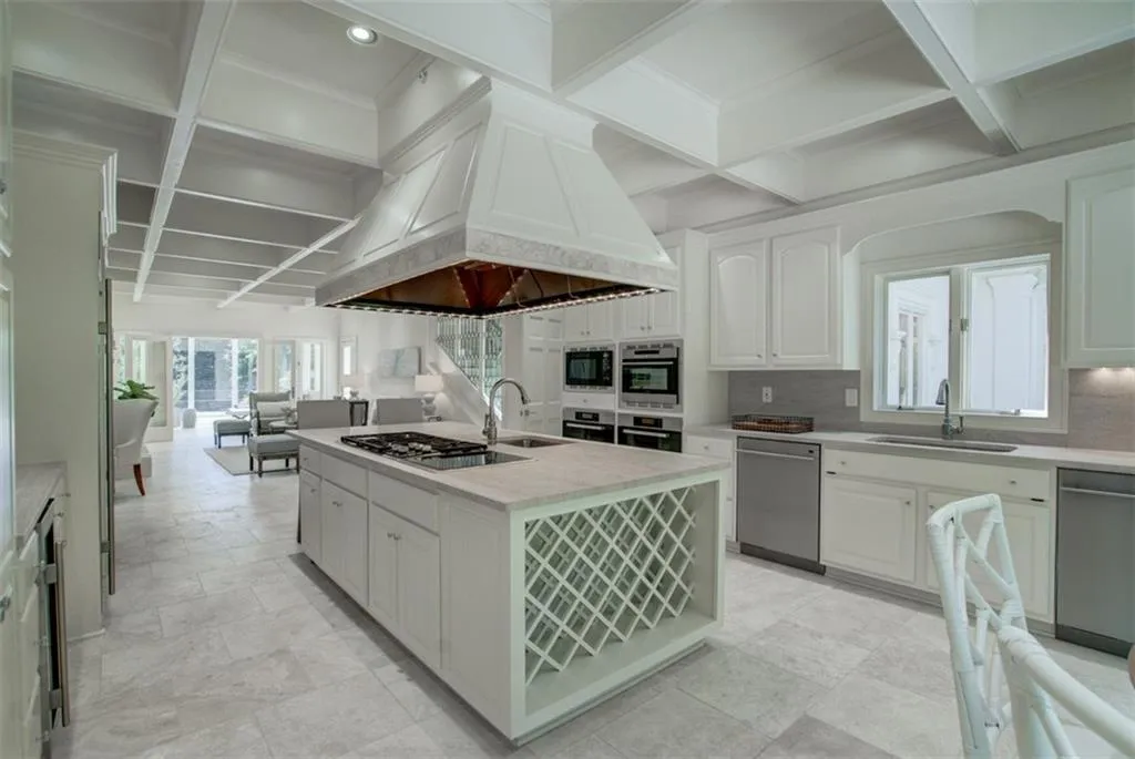 70 Finch Forest Trail, Sandy Springs, Georgia 30327, 8 Bedrooms Bedrooms, ,7 BathroomsBathrooms,Residential,Sold,70 Finch Forest Trail,6691477