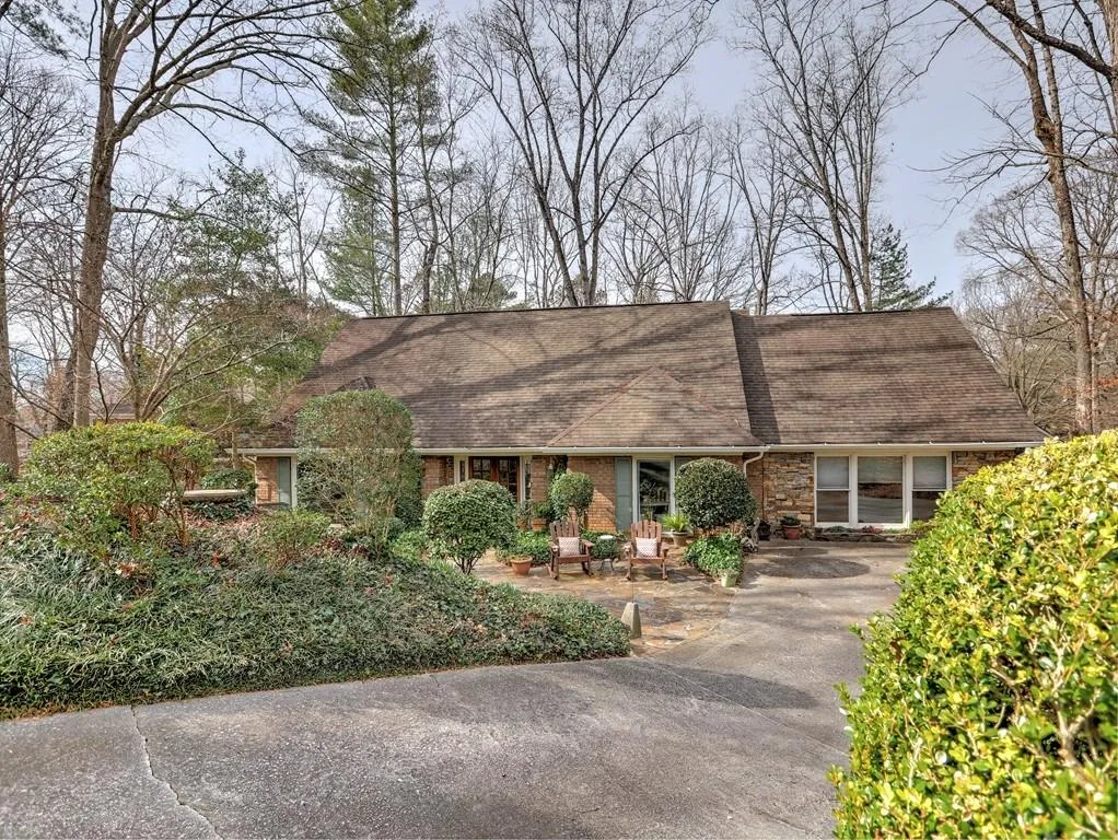 320 Thornwood Drive, Sandy Springs, Georgia 30328, 5 Bedrooms Bedrooms, ,4 BathroomsBathrooms,Residential,Sold,320 Thornwood Drive,6996546