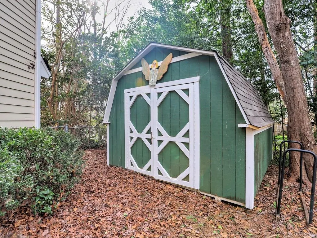 320 Thornwood Drive, Sandy Springs, Georgia 30328, 5 Bedrooms Bedrooms, ,4 BathroomsBathrooms,Residential,Sold,320 Thornwood Drive,6996546