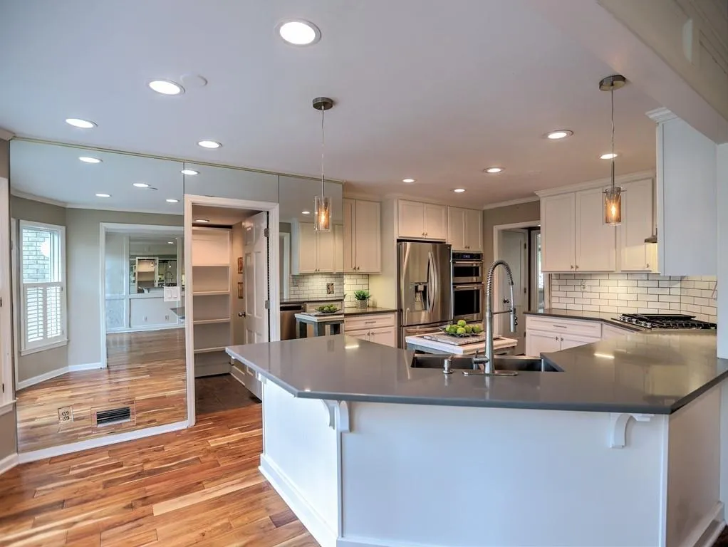 320 Thornwood Drive, Sandy Springs, Georgia 30328, 5 Bedrooms Bedrooms, ,4 BathroomsBathrooms,Residential,Sold,320 Thornwood Drive,6996546