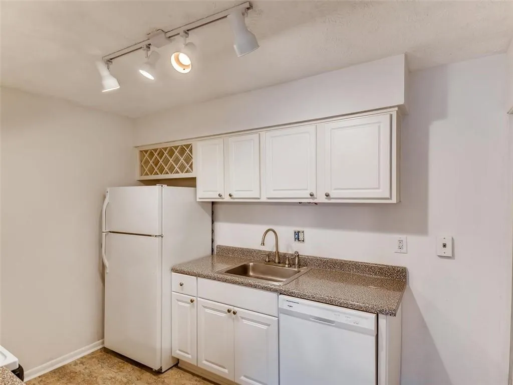 5153 Roswell Road Unit 6, Atlanta, Georgia 30342, 1 Bedroom Bedrooms, ,1 BathroomBathrooms,Residential,Sold,5153 Roswell Road Unit 6,6670474