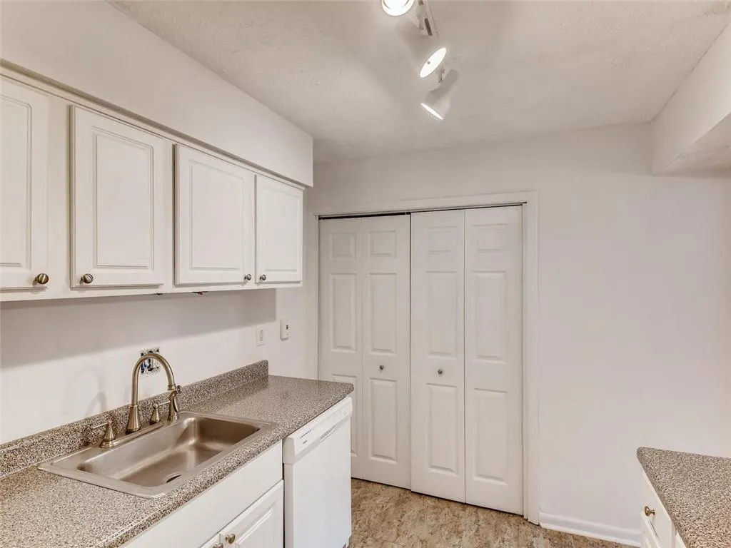 5153 Roswell Road Unit 6, Atlanta, Georgia 30342, 1 Bedroom Bedrooms, ,1 BathroomBathrooms,Residential,Sold,5153 Roswell Road Unit 6,6670474