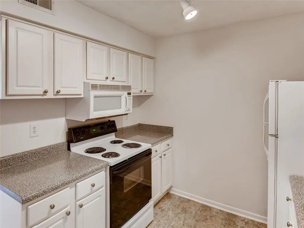 5153 Roswell Road Unit 6, Atlanta, Georgia 30342, 1 Bedroom Bedrooms, ,1 BathroomBathrooms,Residential,Sold,5153 Roswell Road Unit 6,6670474