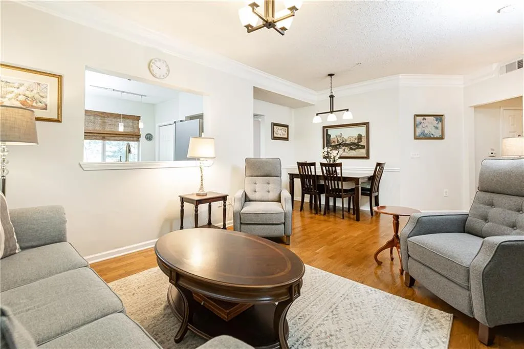 5559 Glenridge Drive Unit 2207, Atlanta, Georgia 30342, 2 Bedrooms Bedrooms, ,2 BathroomsBathrooms,Residential,Sold,5559 Glenridge Drive Unit 2207,7398435