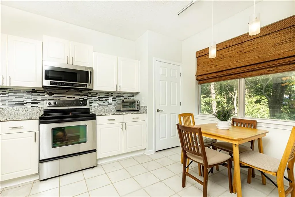 5559 Glenridge Drive Unit 2207, Atlanta, Georgia 30342, 2 Bedrooms Bedrooms, ,2 BathroomsBathrooms,Residential,Sold,5559 Glenridge Drive Unit 2207,7398435
