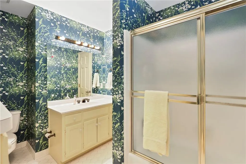 265 Cameron Ridge Drive, Sandy Springs, Georgia 30328, 5 Bedrooms Bedrooms, ,3 BathroomsBathrooms,Residential,Sold,265 Cameron Ridge Drive,6847280