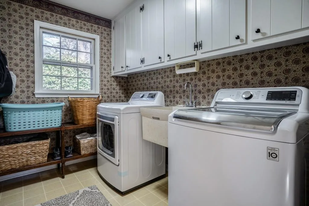 7135 Hunters Branch Drive, Sandy Springs, Georgia 30328, 5 Bedrooms Bedrooms, ,3 BathroomsBathrooms,Residential,Sold,7135 Hunters Branch Drive,6524636