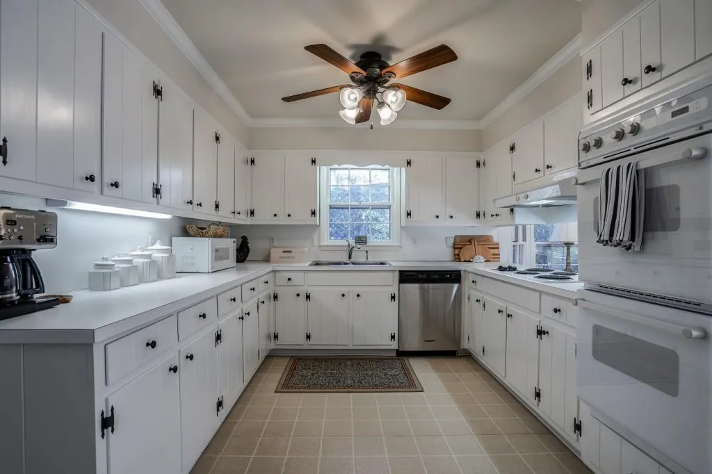 7135 Hunters Branch Drive, Sandy Springs, Georgia 30328, 5 Bedrooms Bedrooms, ,3 BathroomsBathrooms,Residential,Sold,7135 Hunters Branch Drive,6524636
