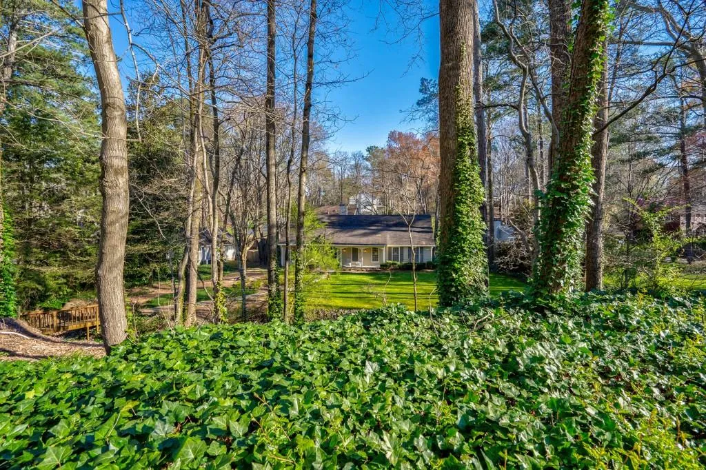 7135 Hunters Branch Drive, Sandy Springs, Georgia 30328, 5 Bedrooms Bedrooms, ,3 BathroomsBathrooms,Residential,Sold,7135 Hunters Branch Drive,6524636