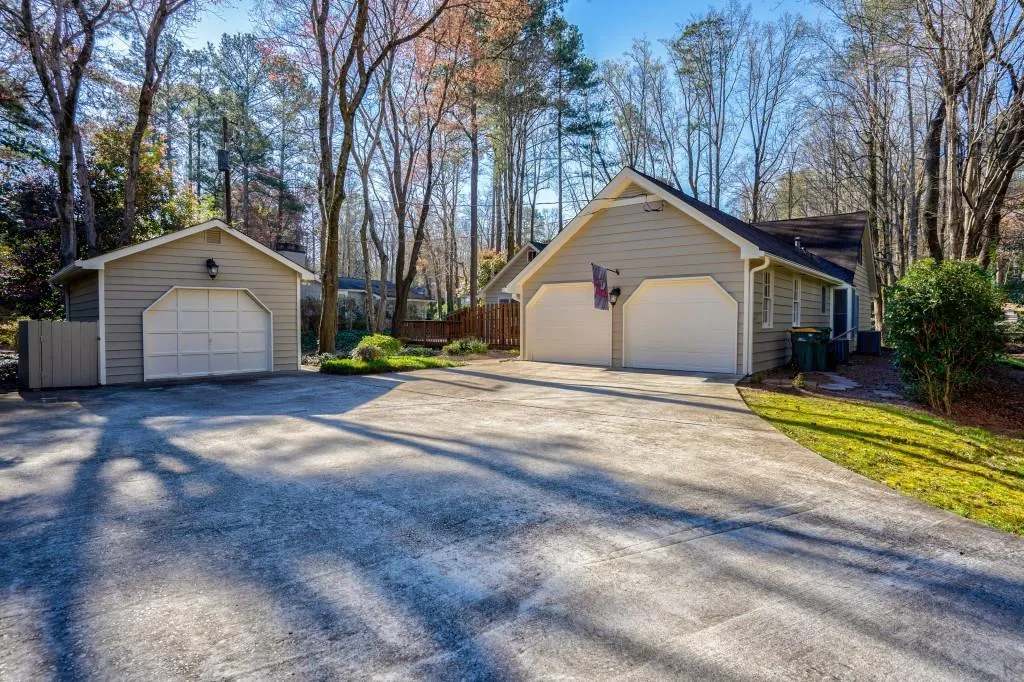 7135 Hunters Branch Drive, Sandy Springs, Georgia 30328, 5 Bedrooms Bedrooms, ,3 BathroomsBathrooms,Residential,Sold,7135 Hunters Branch Drive,6524636