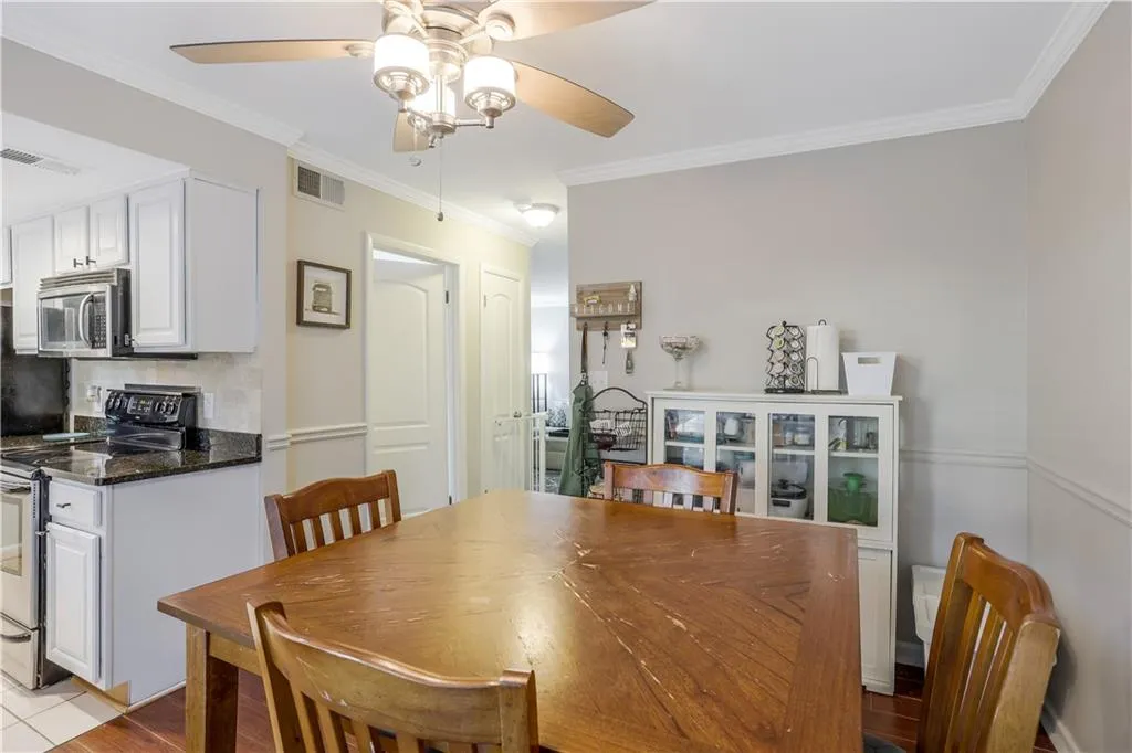 6900 Roswell Road Unit L10, Atlanta, Georgia 30328, 2 Bedrooms Bedrooms, ,2 BathroomsBathrooms,Residential,Sold,6900 Roswell Road Unit L10,6955803