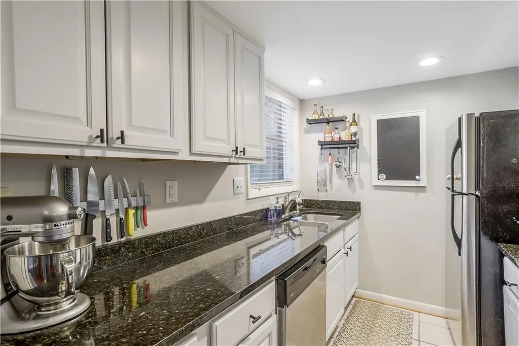 6900 Roswell Road Unit L10, Atlanta, Georgia 30328, 2 Bedrooms Bedrooms, ,2 BathroomsBathrooms,Residential,Sold,6900 Roswell Road Unit L10,6955803