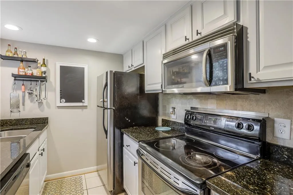 6900 Roswell Road Unit L10, Atlanta, Georgia 30328, 2 Bedrooms Bedrooms, ,2 BathroomsBathrooms,Residential,Sold,6900 Roswell Road Unit L10,6955803