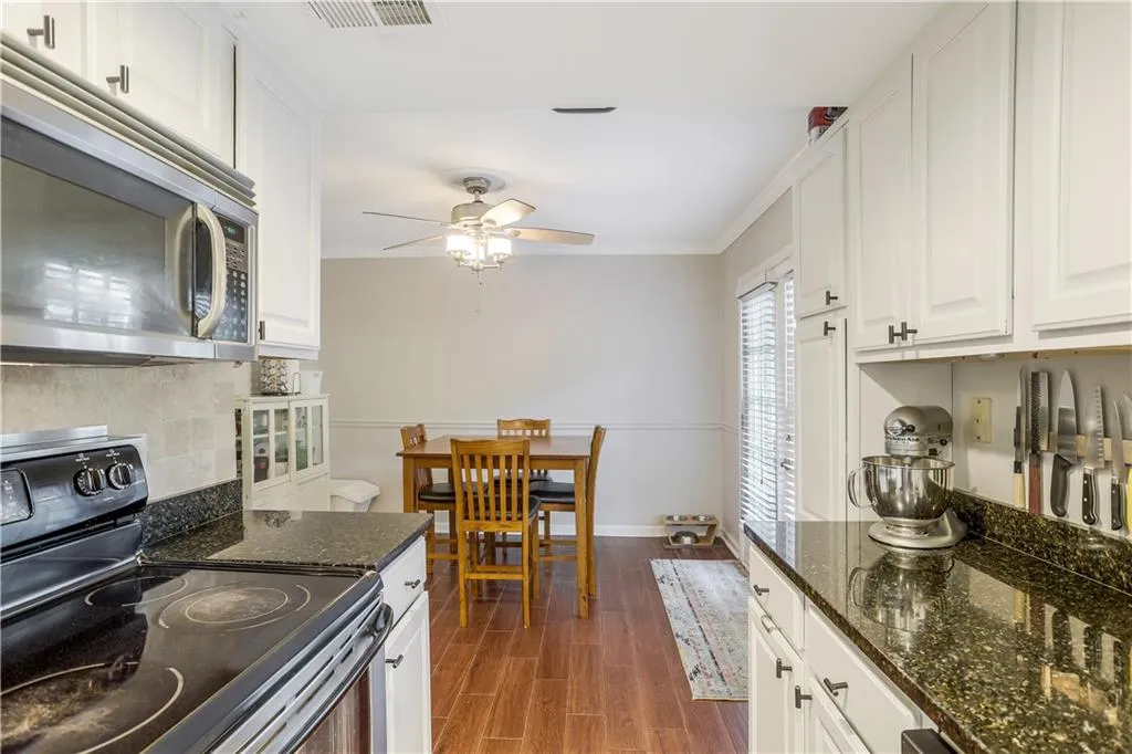 6900 Roswell Road Unit L10, Atlanta, Georgia 30328, 2 Bedrooms Bedrooms, ,2 BathroomsBathrooms,Residential,Sold,6900 Roswell Road Unit L10,6955803