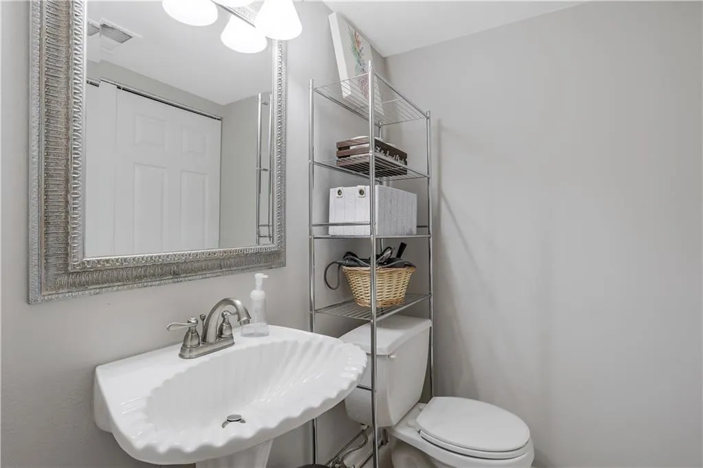 6900 Roswell Road Unit L10, Atlanta, Georgia 30328, 2 Bedrooms Bedrooms, ,2 BathroomsBathrooms,Residential,Sold,6900 Roswell Road Unit L10,6955803