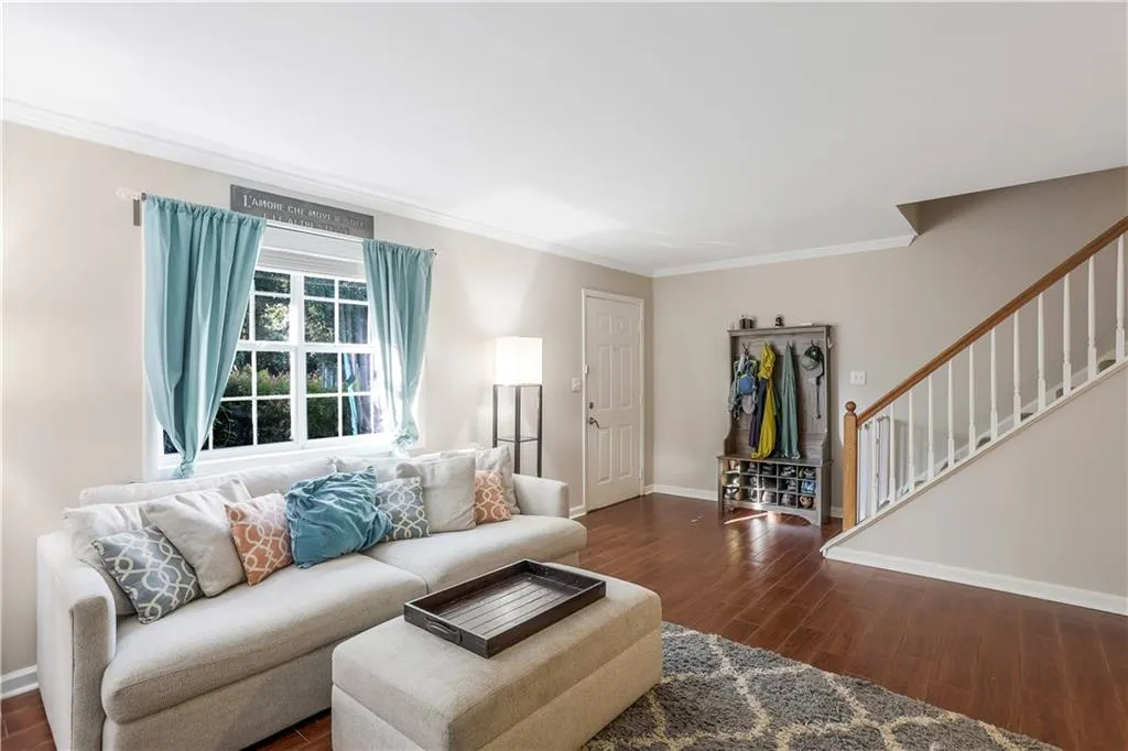 6900 Roswell Road Unit L10, Atlanta, Georgia 30328, 2 Bedrooms Bedrooms, ,2 BathroomsBathrooms,Residential,Sold,6900 Roswell Road Unit L10,6955803