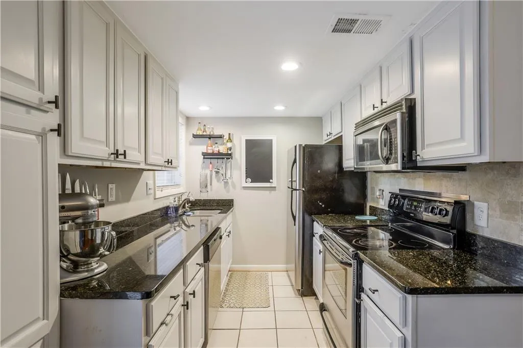 6900 Roswell Road Unit L10, Atlanta, Georgia 30328, 2 Bedrooms Bedrooms, ,2 BathroomsBathrooms,Residential,Sold,6900 Roswell Road Unit L10,6955803