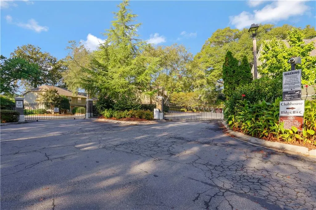 6900 Roswell Road Unit L10, Atlanta, Georgia 30328, 2 Bedrooms Bedrooms, ,2 BathroomsBathrooms,Residential,Sold,6900 Roswell Road Unit L10,6955803