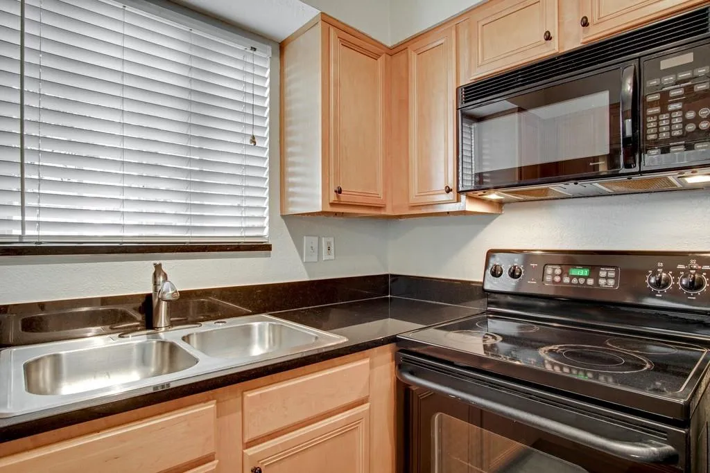 6940 Roswell Road Unit 25c, Sandy Springs, Georgia 30328, 2 Bedrooms Bedrooms, ,1 BathroomBathrooms,Residential,Sold,6940 Roswell Road Unit 25c,6535299