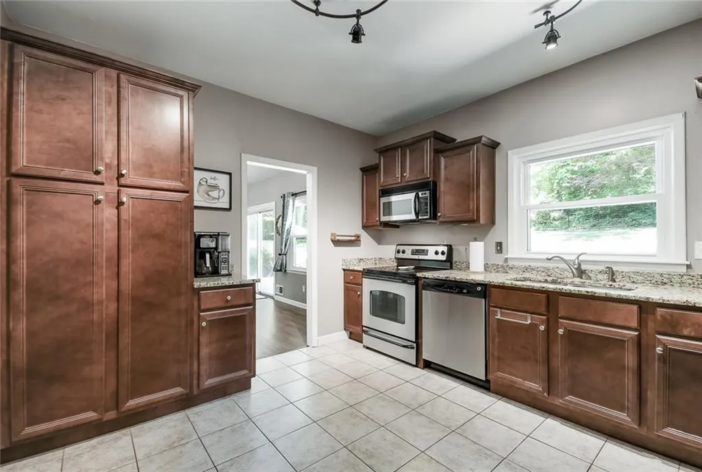 6870 Sunny Brook Lane, Atlanta, Georgia 30328, 4 Bedrooms Bedrooms, ,3 BathroomsBathrooms,Residential,Sold,6870 Sunny Brook Lane,6725209