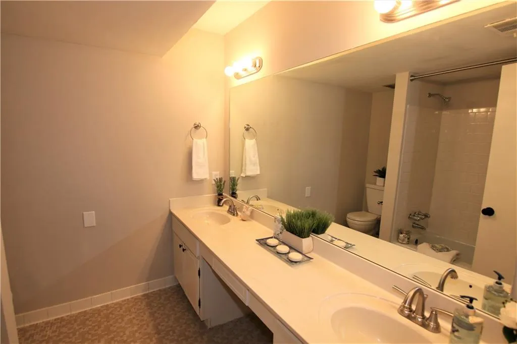 6851 Roswell Road Ne Unit F2, Atlanta, Georgia 30328, 2 Bedrooms Bedrooms, ,2 BathroomsBathrooms,Residential,Sold,6851 Roswell Road Ne Unit F2,5879922