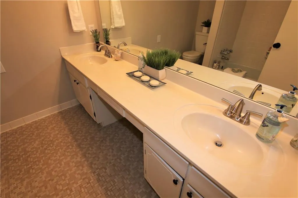 6851 Roswell Road Ne Unit F2, Atlanta, Georgia 30328, 2 Bedrooms Bedrooms, ,2 BathroomsBathrooms,Residential,Sold,6851 Roswell Road Ne Unit F2,5879922