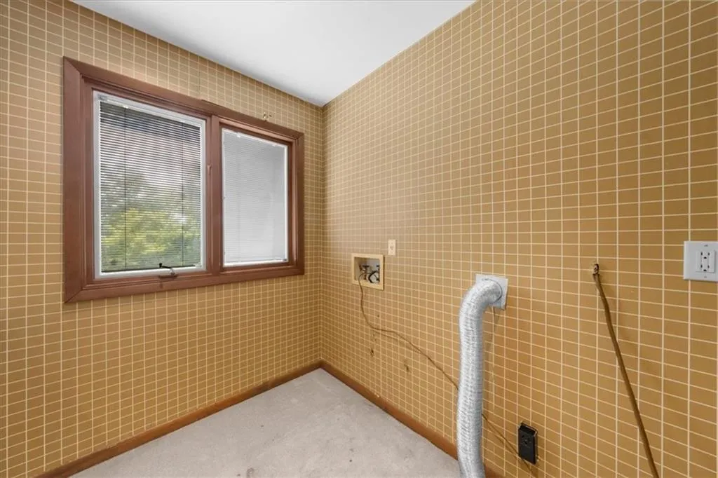 Laundry room featuring hookup for a washing machine, carpet floors, and baseboards