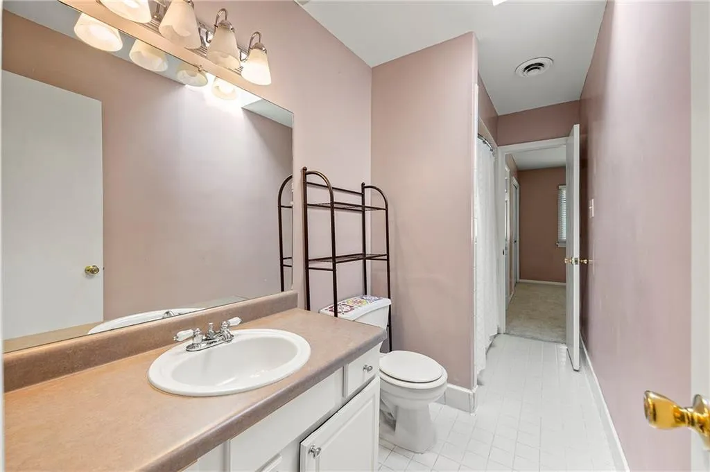 Full Bathroom connecting both bedrooms