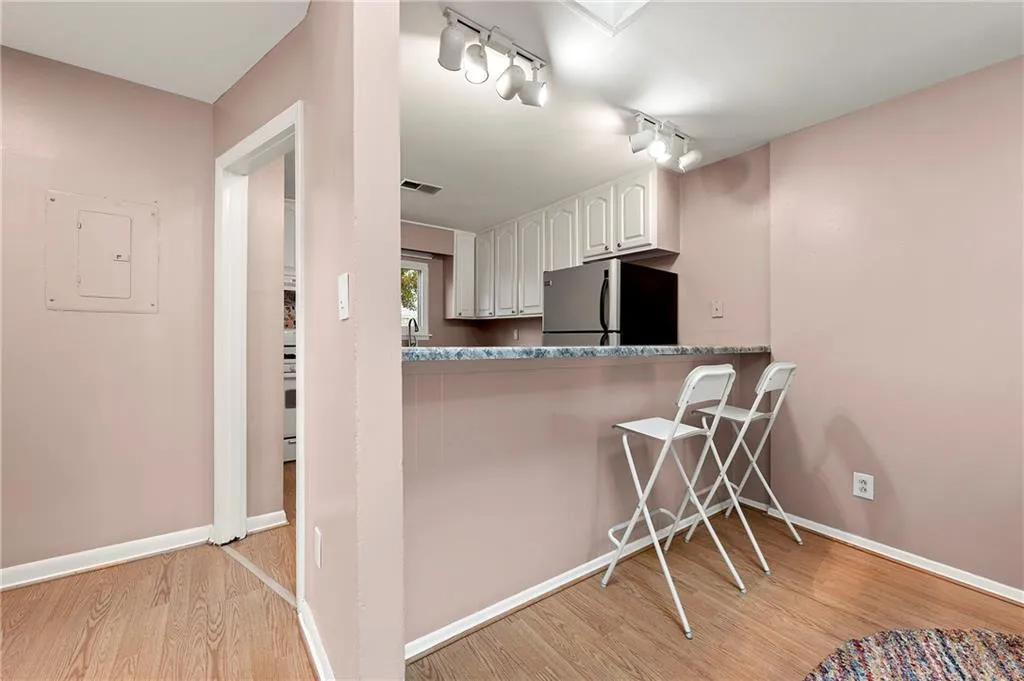 Kitchen with breakfast bar