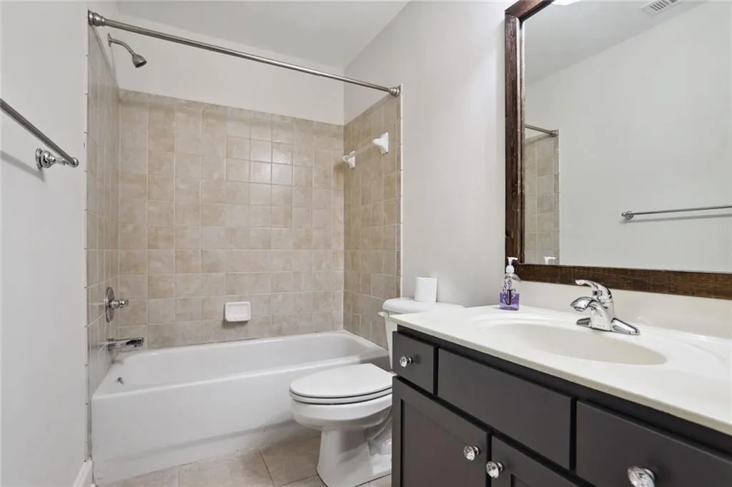 Secondary full bathroom
