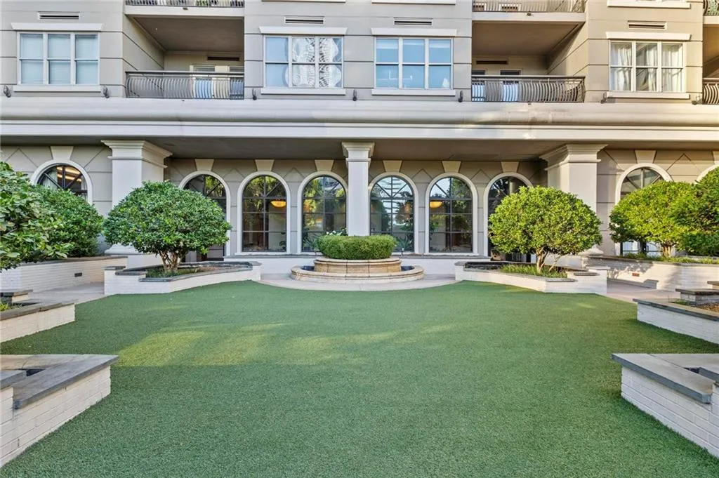 Pristine garden w/fireplace, putting green