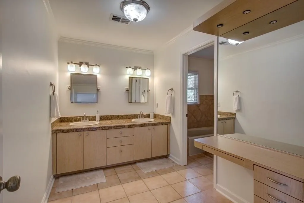 220 Brandon Place, Sandy Springs, Georgia 30328, 6 Bedrooms Bedrooms, ,3 BathroomsBathrooms,Residential,Sold,220 Brandon Place,6758412