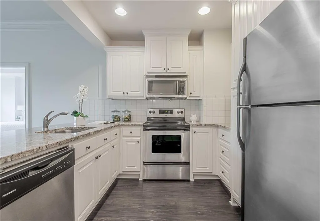 2277 Peachtree Road Ne Unit 305, Atlanta, Georgia 30309, 2 Bedrooms Bedrooms, ,2 BathroomsBathrooms,Residential,Sold,2277 Peachtree Road Ne Unit 305,6035091