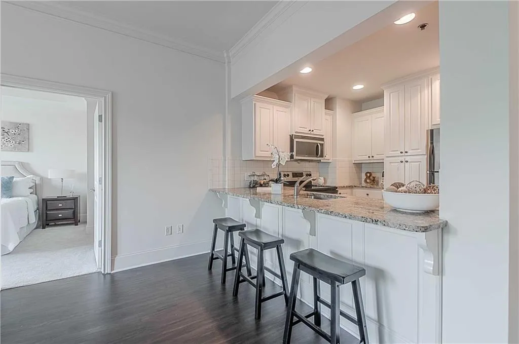 2277 Peachtree Road Ne Unit 305, Atlanta, Georgia 30309, 2 Bedrooms Bedrooms, ,2 BathroomsBathrooms,Residential,Sold,2277 Peachtree Road Ne Unit 305,6035091