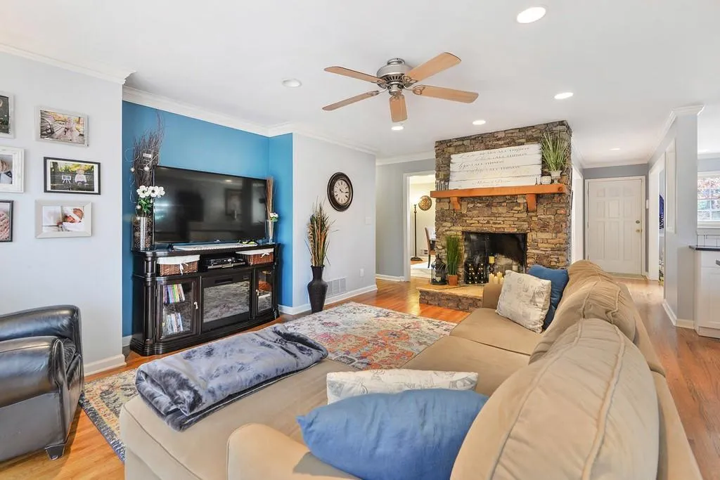 190 River Springs Drive, Sandy Springs, Georgia 30328, 3 Bedrooms Bedrooms, ,3 BathroomsBathrooms,Residential,Sold,190 River Springs Drive,6667099
