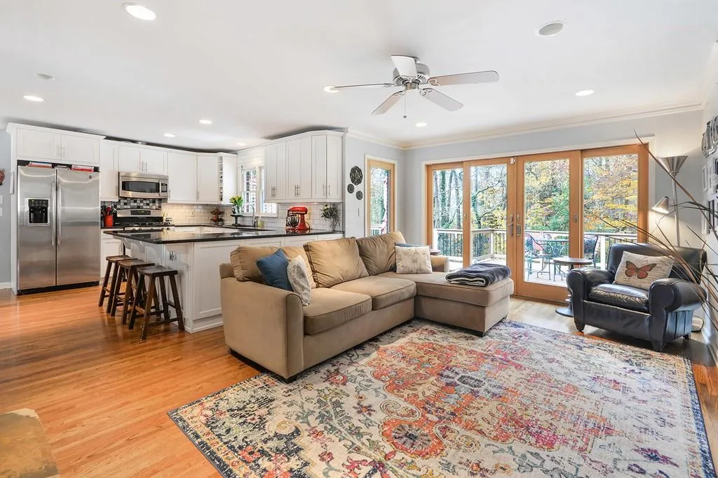 190 River Springs Drive, Sandy Springs, Georgia 30328, 3 Bedrooms Bedrooms, ,3 BathroomsBathrooms,Residential,Sold,190 River Springs Drive,6667099