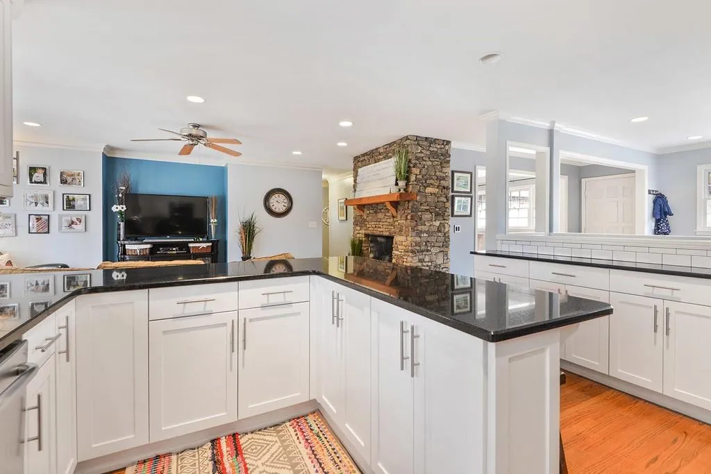 190 River Springs Drive, Sandy Springs, Georgia 30328, 3 Bedrooms Bedrooms, ,3 BathroomsBathrooms,Residential,Sold,190 River Springs Drive,6667099