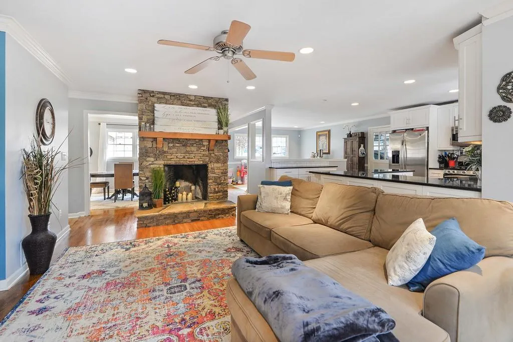 190 River Springs Drive, Sandy Springs, Georgia 30328, 3 Bedrooms Bedrooms, ,3 BathroomsBathrooms,Residential,Sold,190 River Springs Drive,6667099