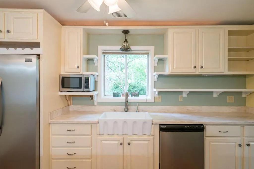 40 Forrest Place, Atlanta, Georgia 30328, 3 Bedrooms Bedrooms, ,2 BathroomsBathrooms,Residential,Sold,40 Forrest Place,6770541